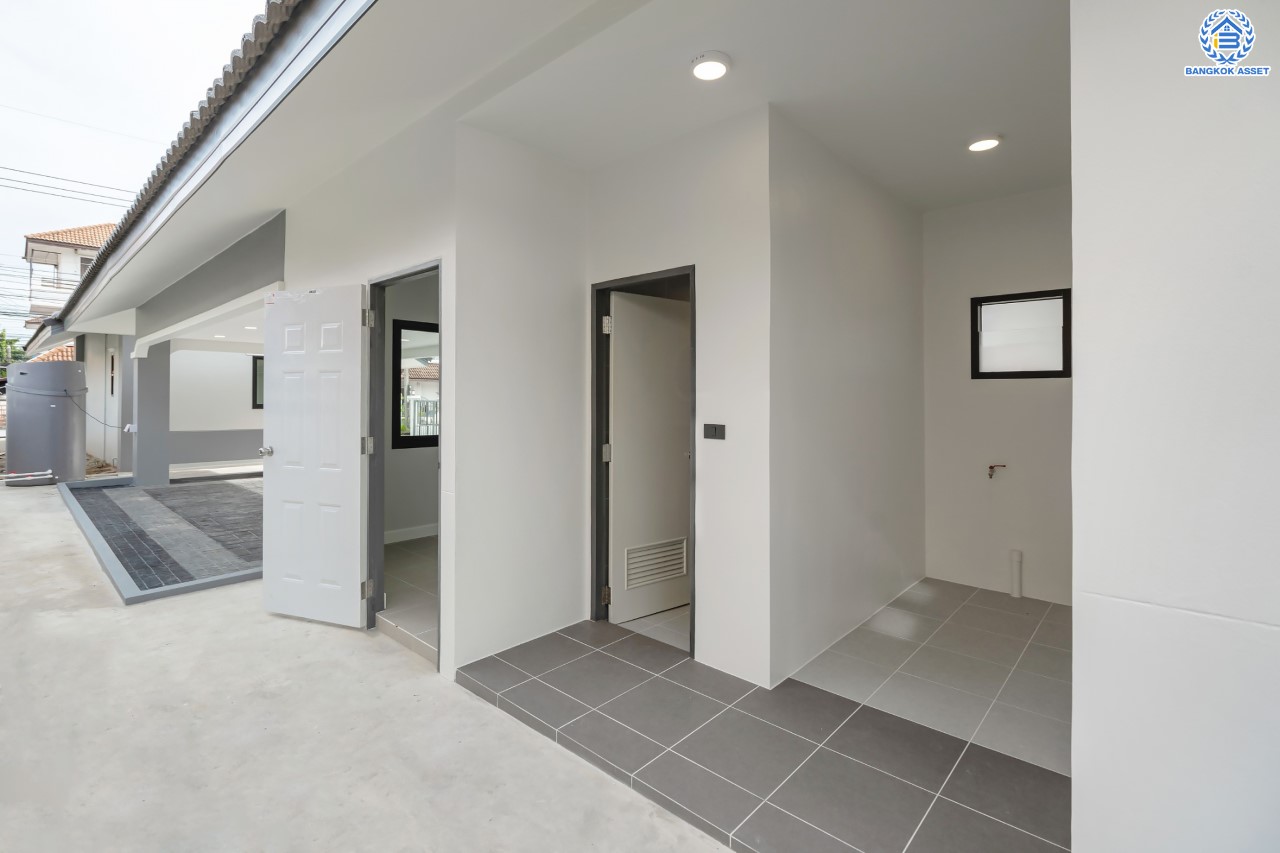 บ้านมือสองตกแต่งใหม่ ม.เมืองเอกประจิม พหลโยธิน87 ตกแต่งครบทุกฟังก์ชัน เนื้อที่ 200 ตร.ว. 3 ห้องนอน 5 ห้องน้ำ 1 ห้องรับรอง จอดรถได้ 3 คัน เชื่อมต่อทุกการเดินทาง ใกล้รถไฟฟ้าสายสีแดง "สถานีหลักหก"และทางด่วน "ศรีสมาน"